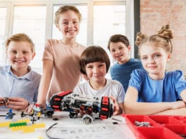 dzieci podczas wakacyjnego wyjazdu na obóz LEGO
