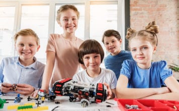 dzieci podczas wakacyjnego wyjazdu na obóz LEGO
