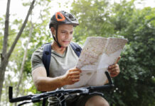 rowerzysta sprawdzający mapę tras w Polsce