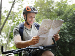 rowerzysta sprawdzający mapę tras w Polsce